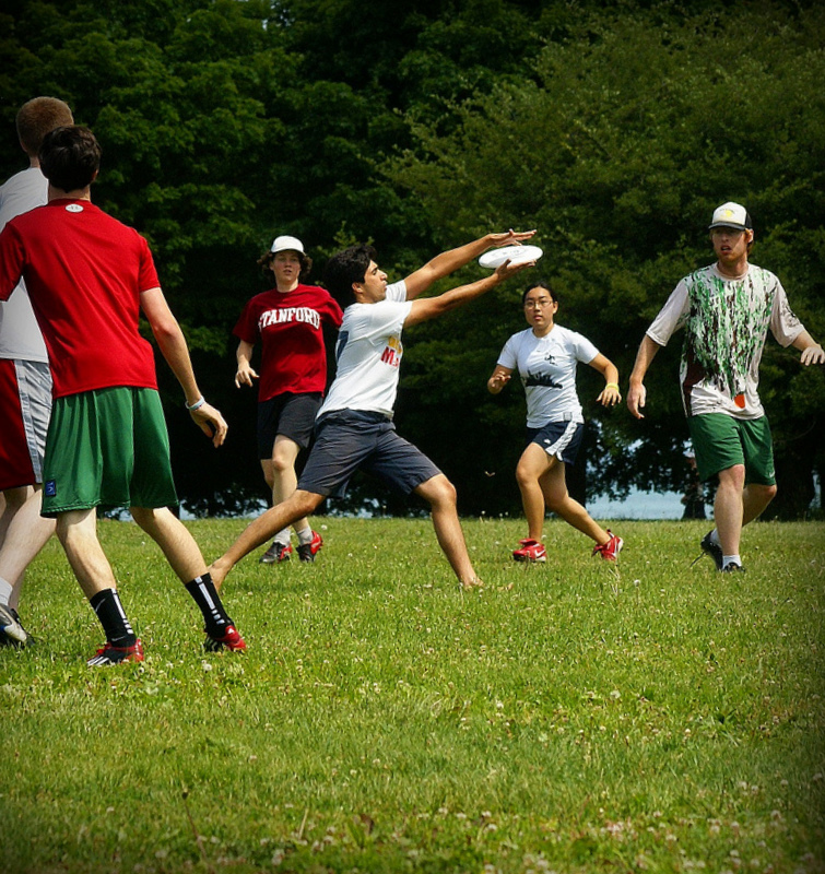 Frisbee players in Hyde Park - Photo by Daniel Butler